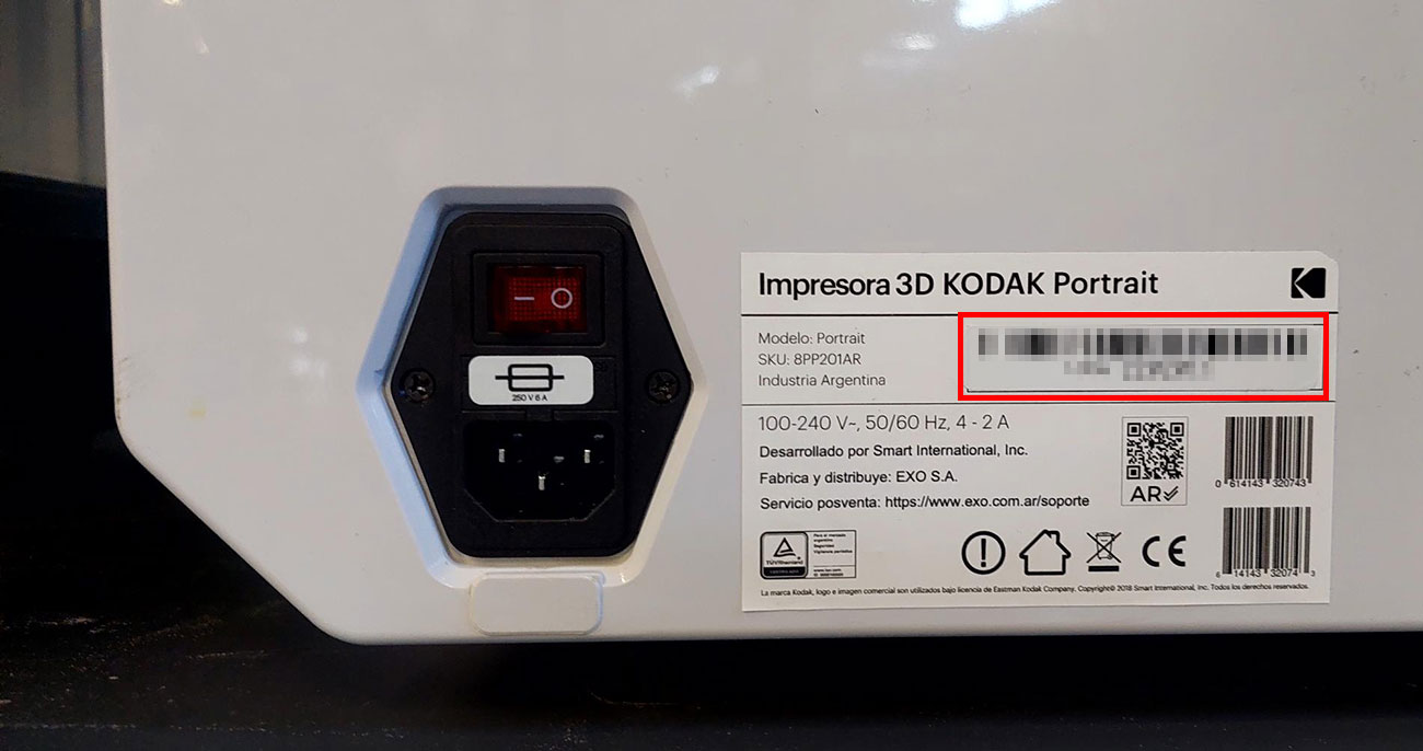 foto de la parte trasera de la KODAK 3D printer con la etiqueta con el número de serie